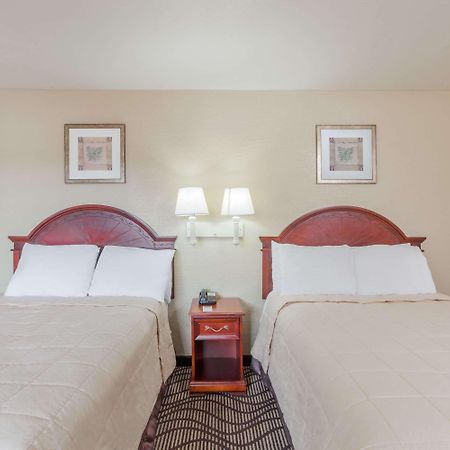 Travelodge By Wyndham Victorville Exterior photo