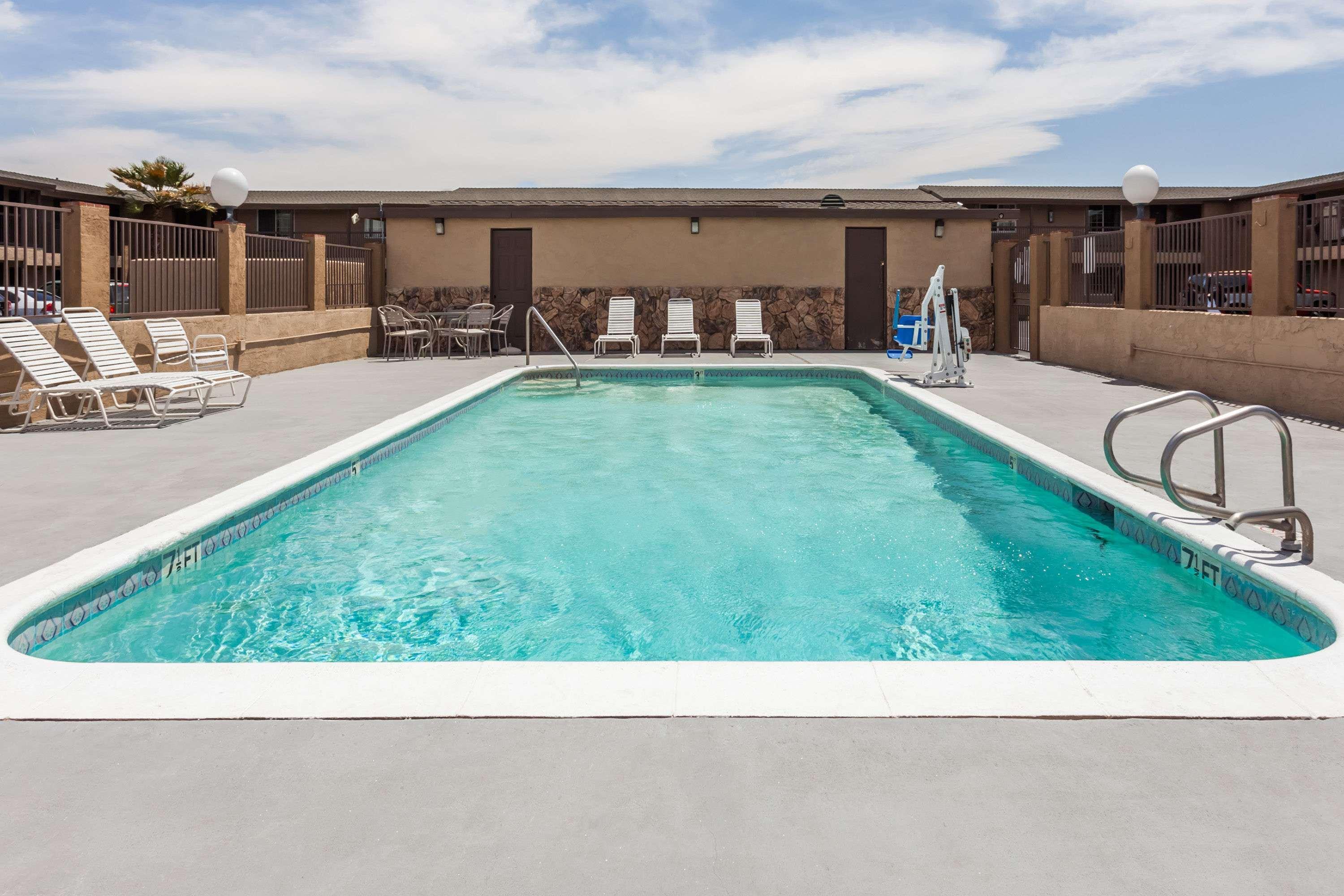 Travelodge By Wyndham Victorville Exterior photo