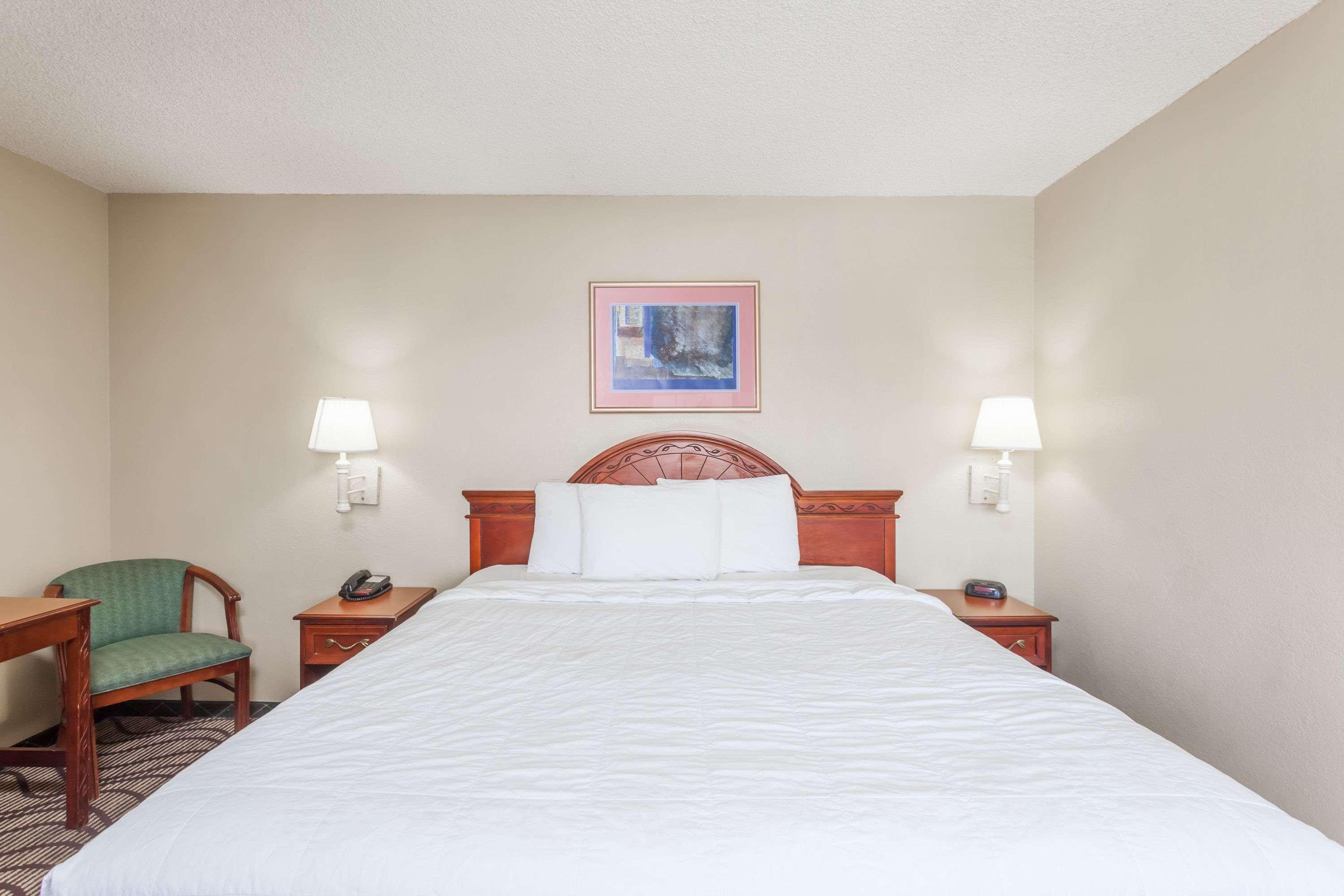 Travelodge By Wyndham Victorville Exterior photo