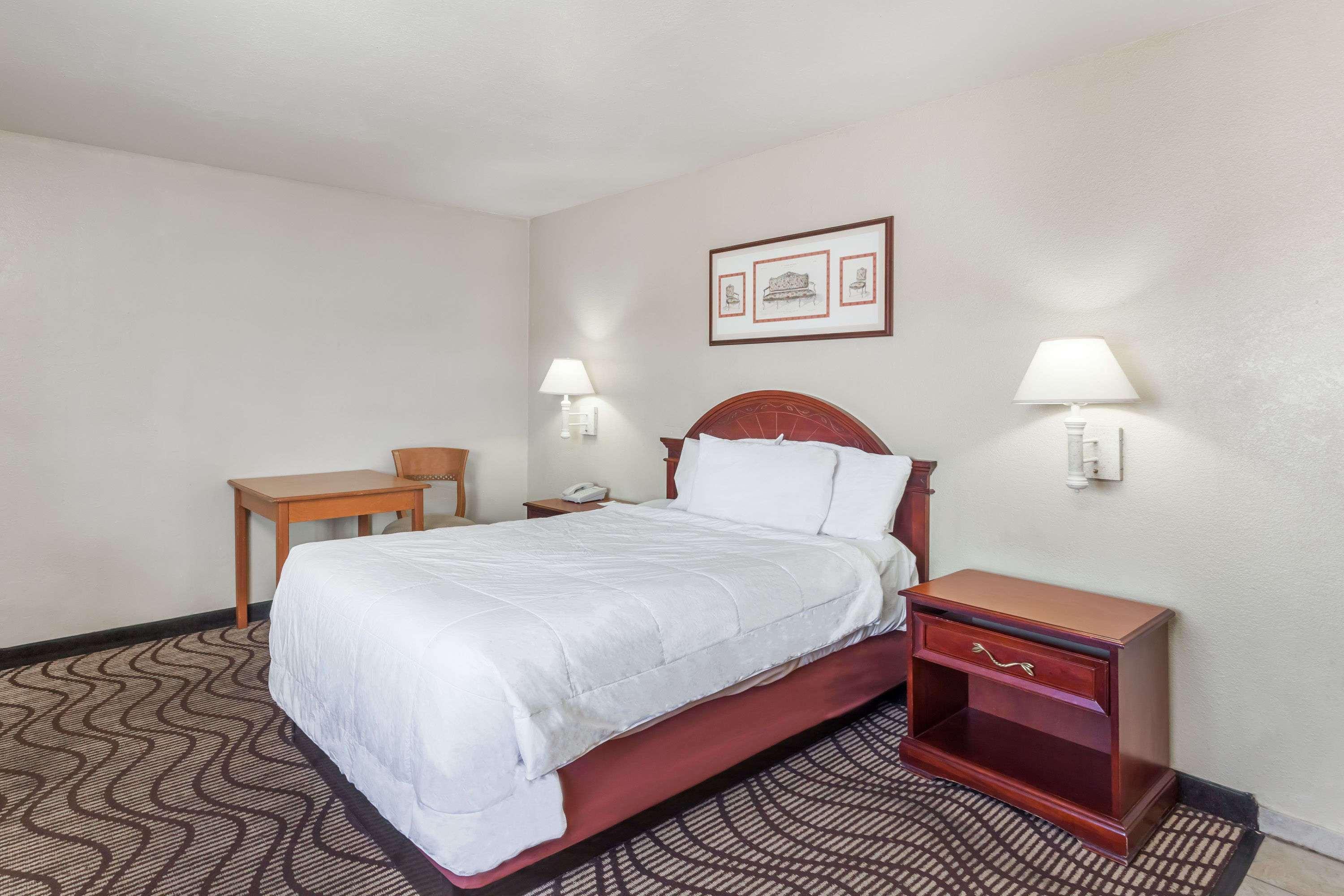 Travelodge By Wyndham Victorville Exterior photo