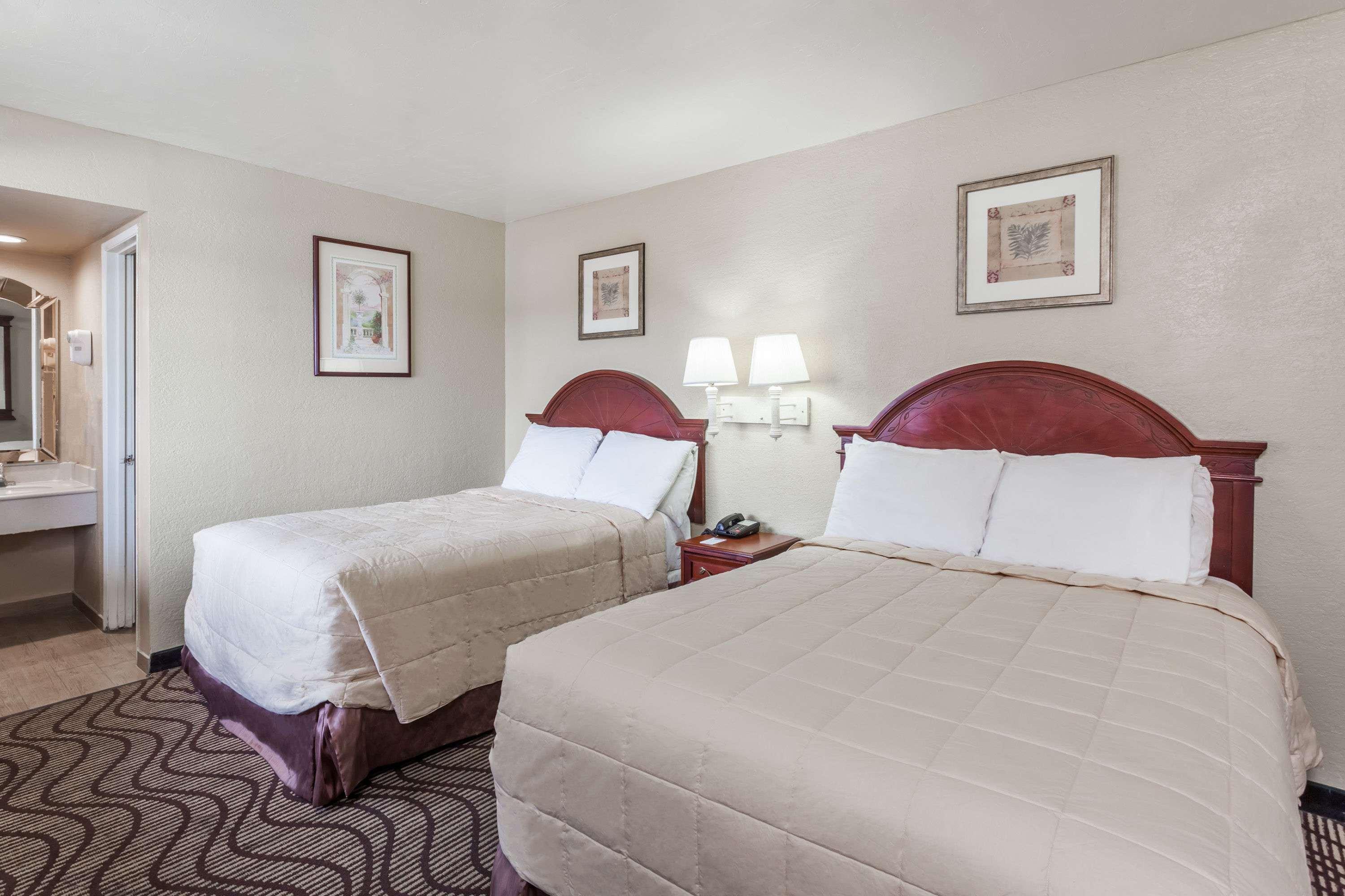 Travelodge By Wyndham Victorville Exterior photo