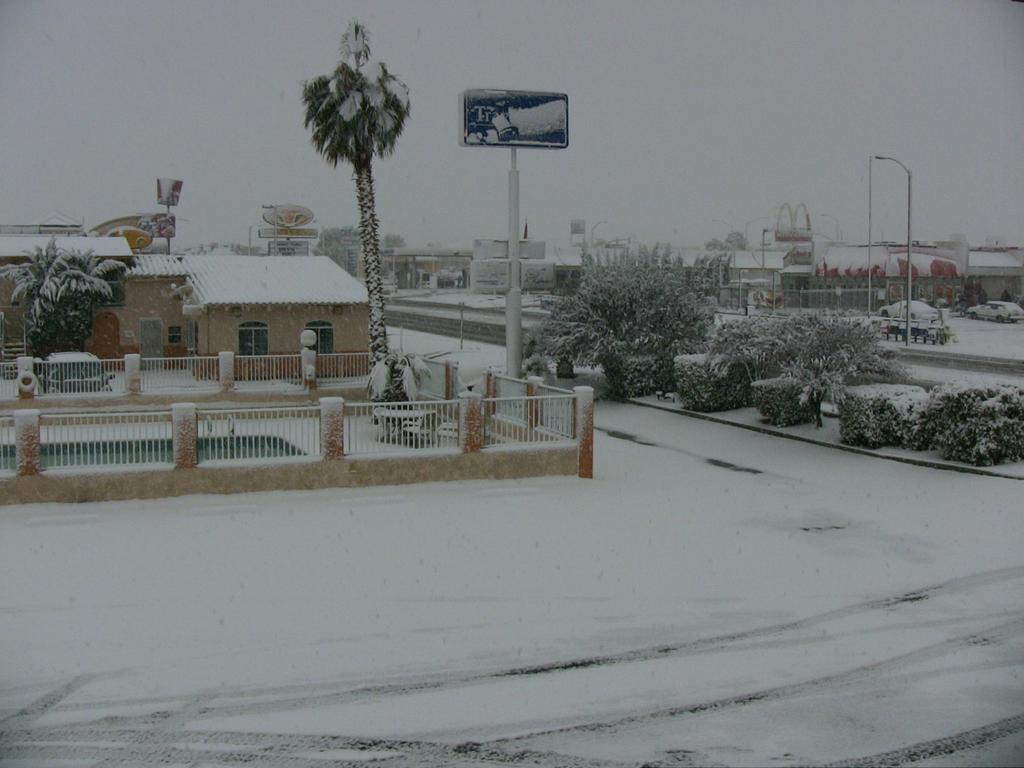 Travelodge By Wyndham Victorville Exterior photo